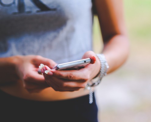 donna con il telefono in mano