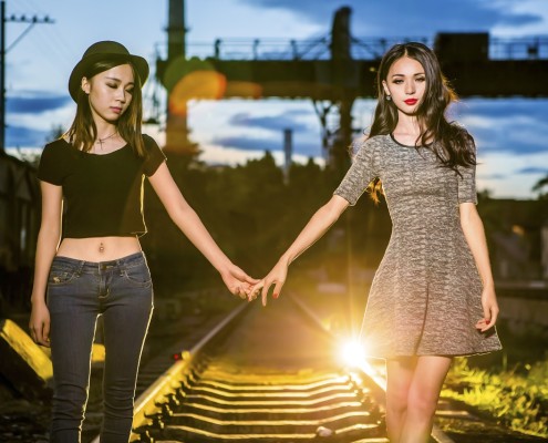 Due amiche che camminano tenendosi la mano,