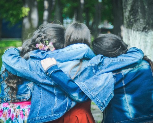 Amiche che si abbracciano