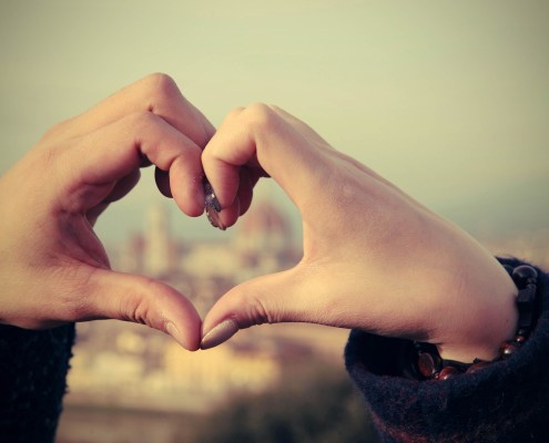 due mani che formano un cuore