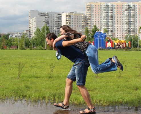 Una donna che sorride in spalla al compagno