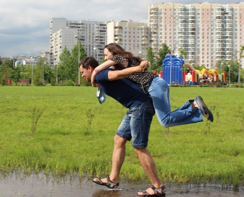 Una donna che sorride in spalla al compagno