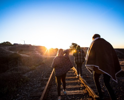 Un gruppo di persone che cammina sulle rotaie