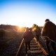 Un gruppo di persone che cammina sulle rotaie