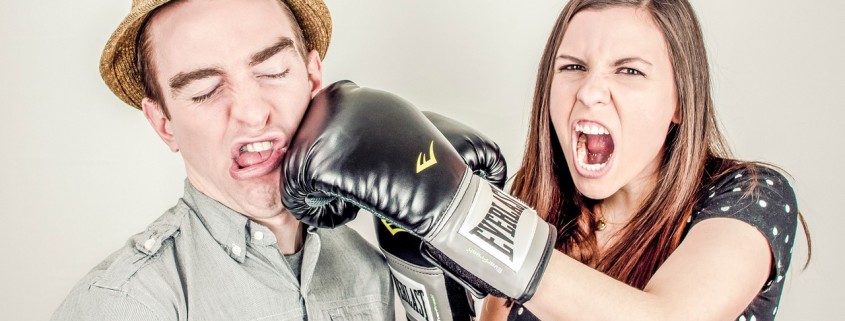 Una donna che da un pugno ad un uomo dopo una frase sbagliata