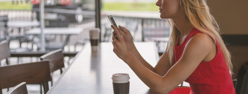 Donna che guarda il telefonino