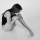 Una donna triste e seminuda